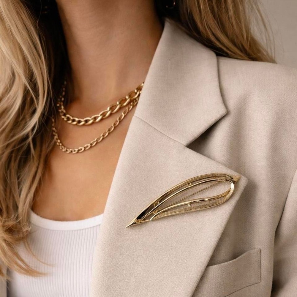Sarah Coventry Vintage MCM Gold Tone Brooch Curved Subtle Texture‎ Heriloom